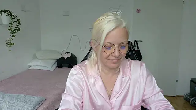 Linsy Kim online show from May 13, 9:28 am