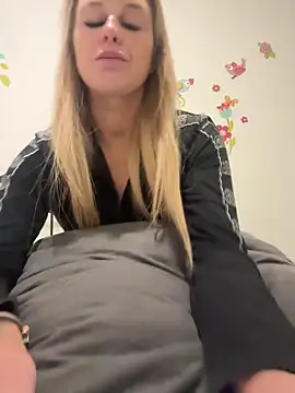 imyourgoodgirl69 online show from September 22, 12:40 pm