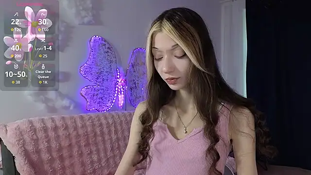 Snapshot of KiraGlam chatting on September 27, 10:42 am KiraGlam online show from September 27, 10:42 am