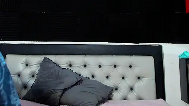 Snapshot of Akalidemon chatting on October 1, 3:23 am Akalidemon online show from October 1, 3:23 am