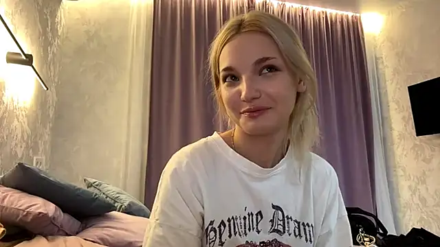 Snapshot of MycuteMolly chatting on September 29, 1:05 pm MycuteMolly online show from September 29, 1:05 pm