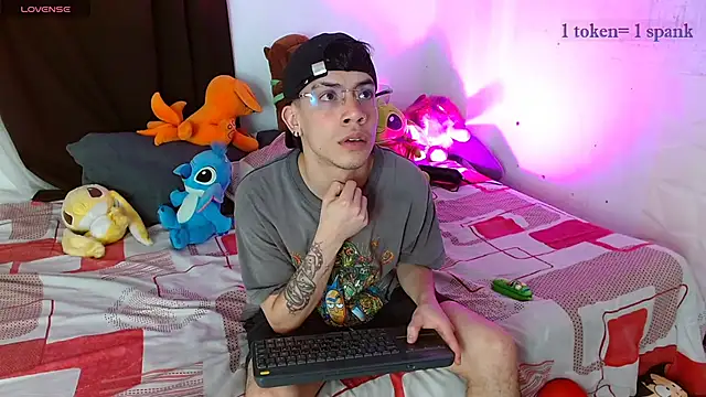 aaronjames1 online show from December 15, 11:20 pm