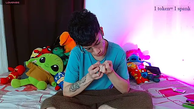 aaronjames1 online show from December 18, 2:50 am