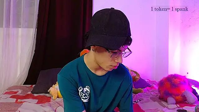 aaronjames1 online show from December 20, 1:34 am