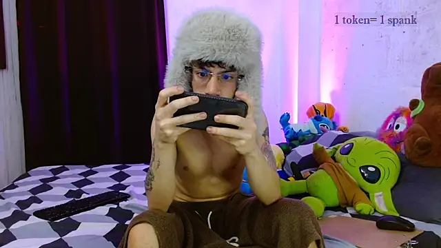 aaronjames1 online show from January 6, 11:51 pm