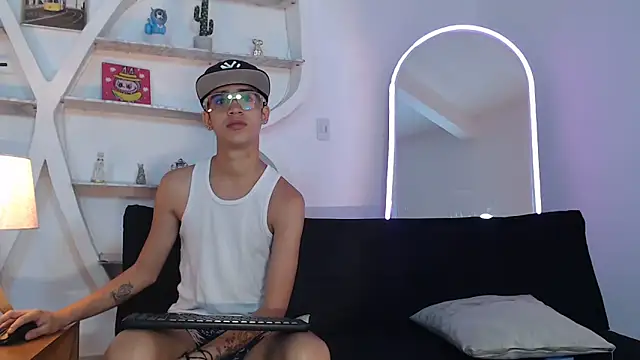 Snapshot of PRETTY_FEM chatting on September 22, 1:35 pm PRETTY FEM online show from September 22, 1:35 pm