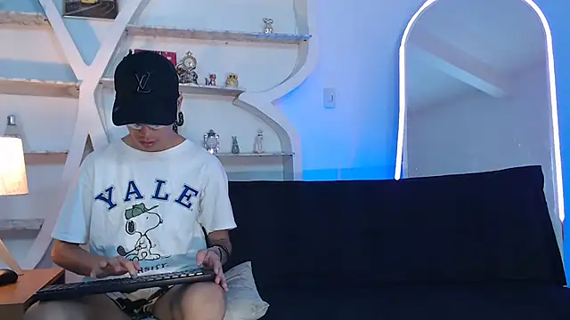 Snapshot of PRETTY_FEM chatting on September 29, 1:27 pm PRETTY FEM online show from September 29, 1:27 pm