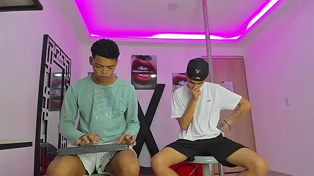 Snapshot of PRETTY_FEM chatting on October 12, 1:21 pm PRETTY FEM online show from October 12, 1:21 pm