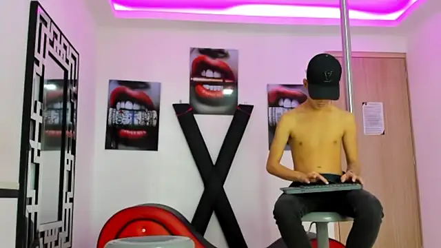 Snapshot of PRETTY_FEM chatting on October 22, 1:33 pm PRETTY FEM online show from October 22, 1:33 pm