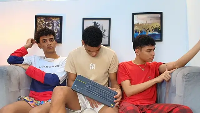 PRETTY FEM online show from March 18, 2:04 am