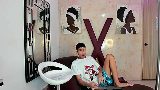 PRETTY FEM online show from March 31, 1:29 am