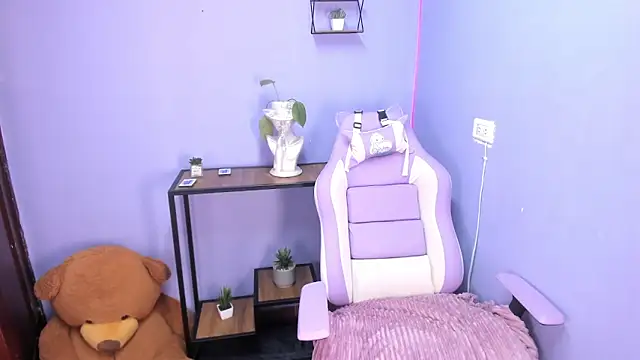 Snapshot of celeste_contreras chatting on October 6, 5:43 pm celeste contreras online show from October 6, 5:43 pm