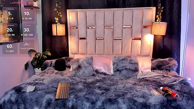 melody-rouss online show from September 30, 7:13 am