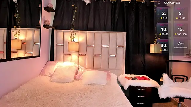 melody-rouss online show from December 18, 4:40 am