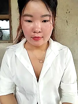 lylylove online show from May 18, 4:07 am