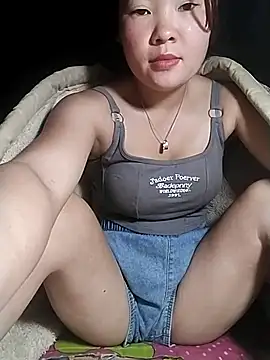 Snapshot of lylylove chatting on June 18, 1:39 am lylylove online show from June 18, 1:39 am