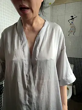 xiiuuff18 online show from June 30, 11:50 pm