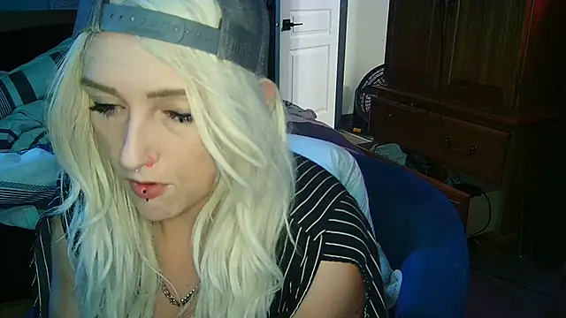 cutiekayls online show from August 6, 8:11 pm