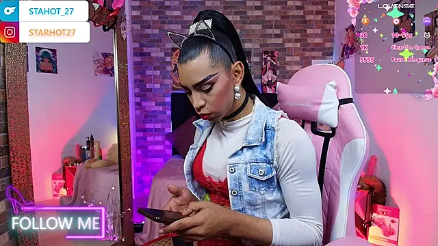 Snapshot of Starhott_ chatting on October 4, 2:15 pm Starhott online show from October 4, 2:15 pm