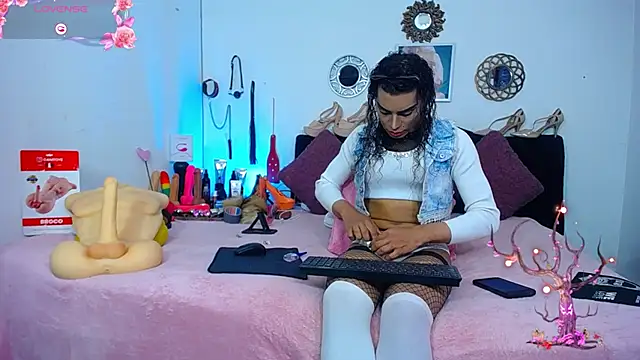 Snapshot of Starhott_ chatting on October 17, 11:13 am Starhott online show from October 17, 11:13 am