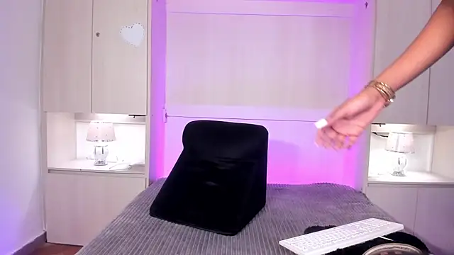 Stefannyevans  online show from May 14, 1:07 pm