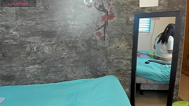 Snapshot of oriana_olsen chatting on May 3, 12:44 pm oriana olsen online show from May 3, 12:44 pm