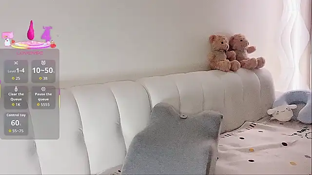 Snapshot of LuLu-Moon chatting on September 28, 4:23 pm LuLu-Moon online show from September 28, 4:23 pm