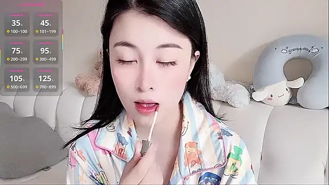 Snapshot of LuLu-Moon chatting on October 23, 7:29 am LuLu-Moon online show from October 23, 7:29 am