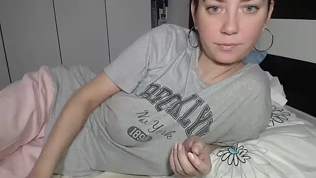 Snapshot of petite_danielle chatting on February 16, 8:32 am petite danielle online show from February 16, 8:32 am