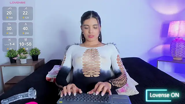 hailey hadid online show from September 24, 7:06 pm