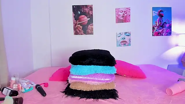 hailey hadid online show from January 9, 7:04 pm