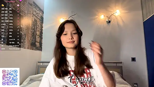 Snapshot of KiraVelvet chatting on September 17, 9:44 am KiraVelvet online show from September 17, 9:44 am