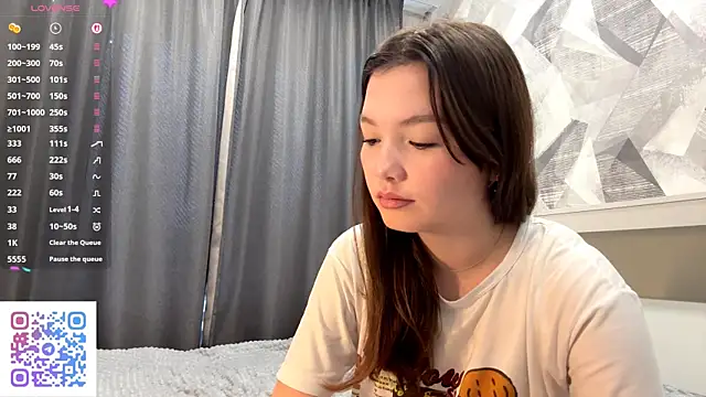 Snapshot of KiraVelvet chatting on October 28, 8:07 am KiraVelvet online show from October 28, 8:07 am