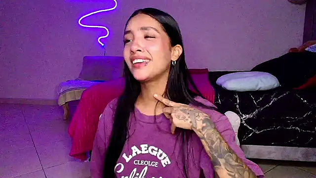 mia yireth online show from April 4, 9:34 pm