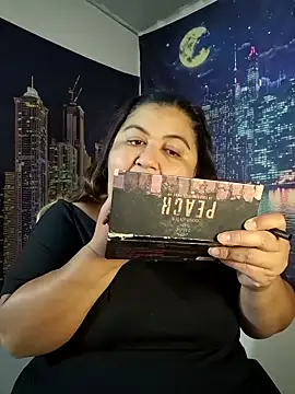 curvy diva  online show from May 15, 10:00 am