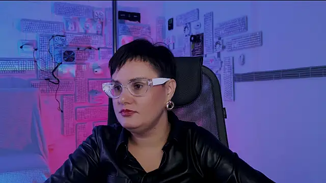 LauraDavidsons online show from November 9, 5:00 pm