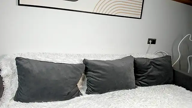 KarlyFees online show from March 4, 8:09 am