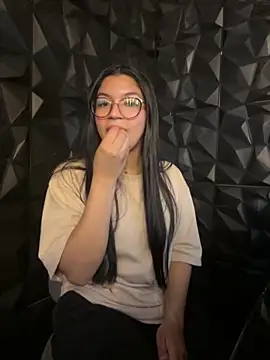Snapshot of lil_charme chatting on November 10, 7:57 pm lil charme online show from November 10, 7:57 pm