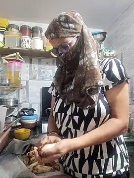 Snapshot of meenu_bhabhi547 chatting on October 7, 1:47 am meenu bhabhi547 online show from October 7, 1:47 am