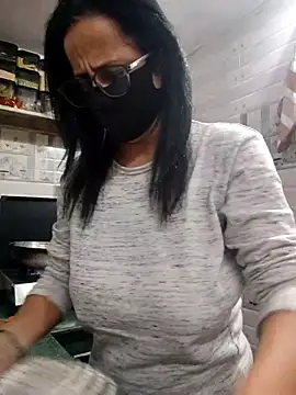 Snapshot of meenu_bhabhi547 chatting on December 16, 3:00 am meenu bhabhi547 online show from December 16, 3:00 am