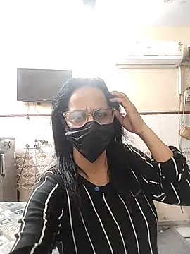 Snapshot of meenu_bhabhi547 chatting on February 1, 9:52 am meenu bhabhi547 online show from February 1, 9:52 am