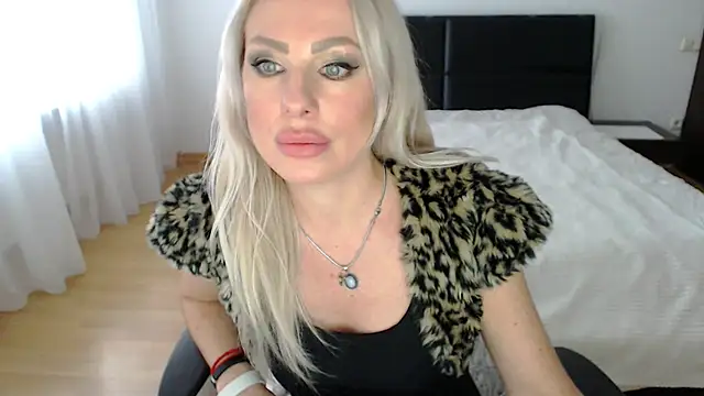 Snapshot of Tina_Shines chatting on October 30, 1:01 pm Tina Shines online show from October 30, 1:01 pm