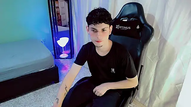 Snapshot of dilan_hott_ chatting on October 7, 8:28 pm dilan hott online show from October 7, 8:28 pm