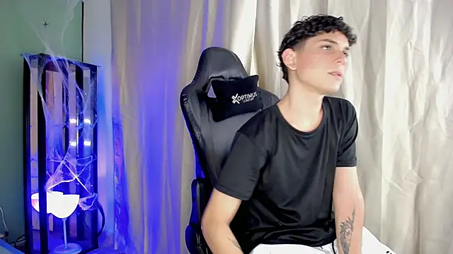 Snapshot of dilan_hott_ chatting on October 28, 8:11 pm dilan hott online show from October 28, 8:11 pm