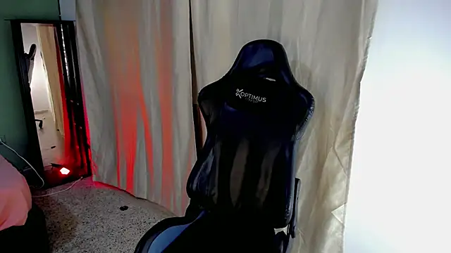 dilan hott  online show from November 11, 8:09 pm