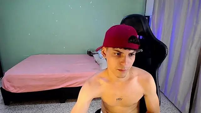 dilan hott  online show from November 17, 8:25 pm