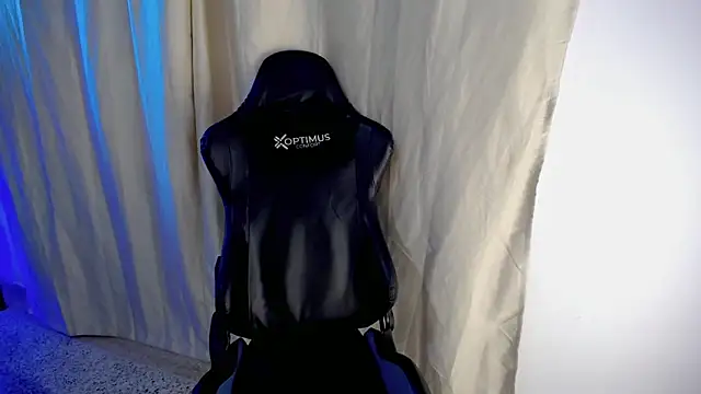 dilan hott  online show from November 26, 8:10 pm