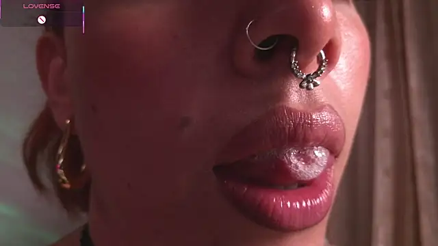 Snapshot of bri_von_dhara__ chatting on December 18, 1:39 pm bri von dhara online show from December 18, 1:39 pm