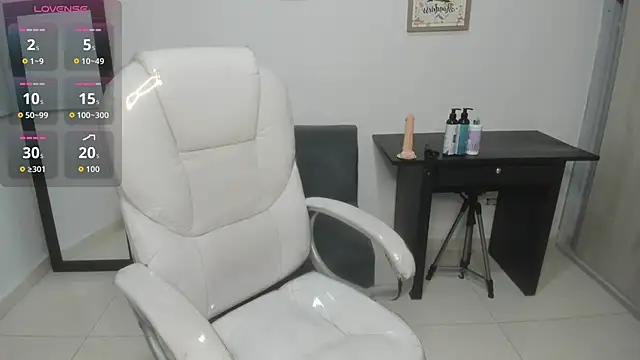 Aiilyn Ds online show from October 4, 9:40 am