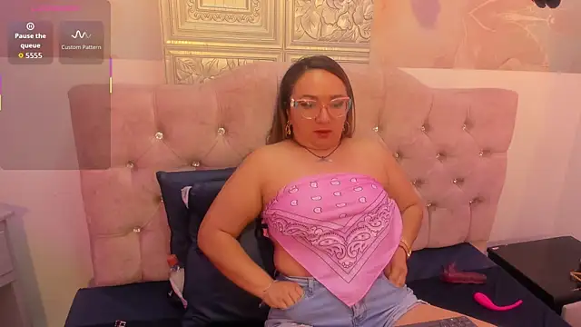 Snapshot of leyla_smithh chatting on September 20, 12:17 pm leyla smithh online show from September 20, 12:17 pm